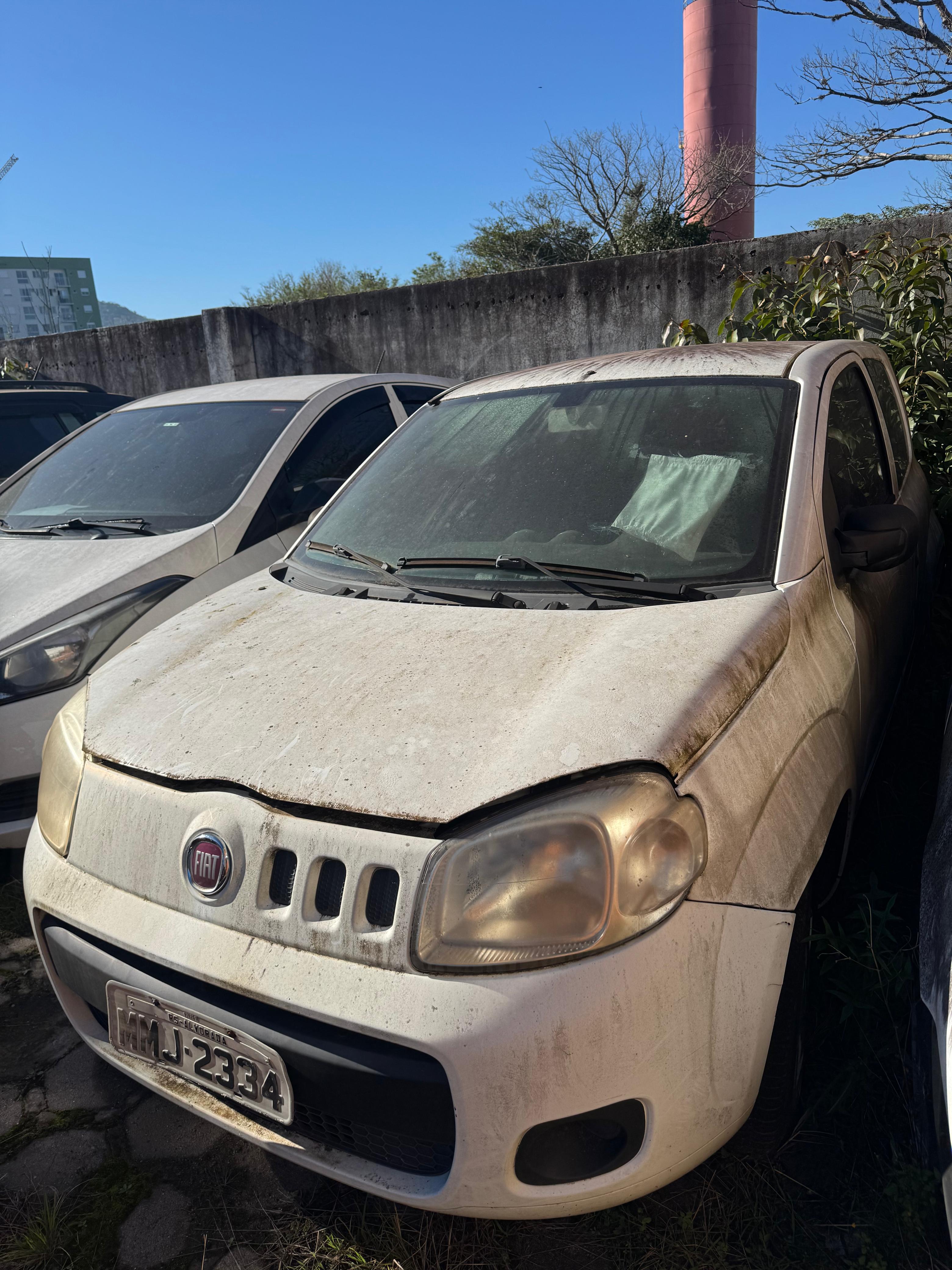 Fiat Uno Vivace 2014 e GM Corsa Wind 1998.
